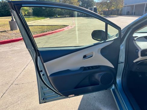 Used 2016 Toyota Prius Two image 10