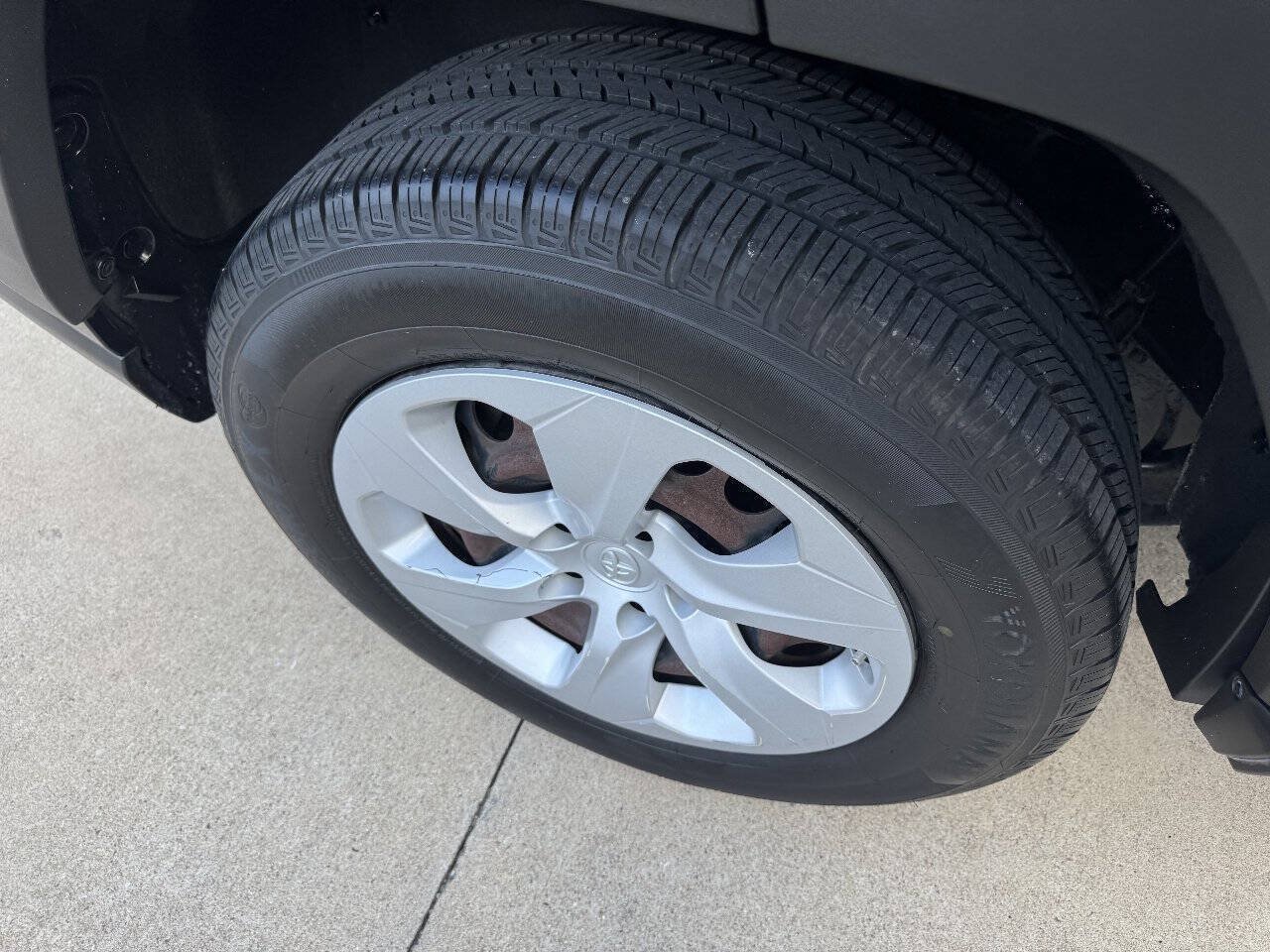 Used 2019 Toyota RAV4 LE FWD image 36