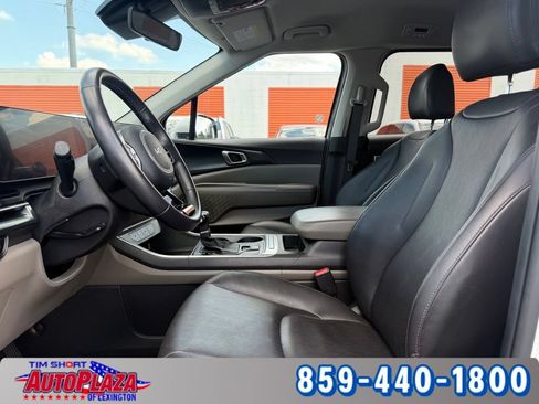 Used 2025 Kia Carnival FWD image 30
