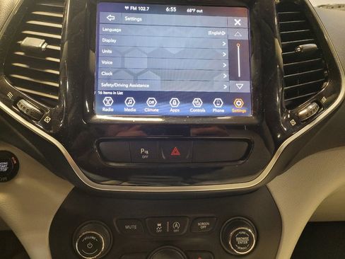 Used 2020 Jeep Cherokee Limited FWD image 25