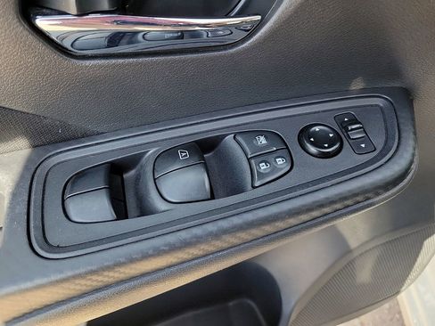 Used 2022 Nissan Versa SV image 18