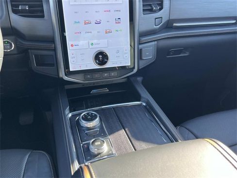 Used 2024 Ford Expedition Platinum image 18