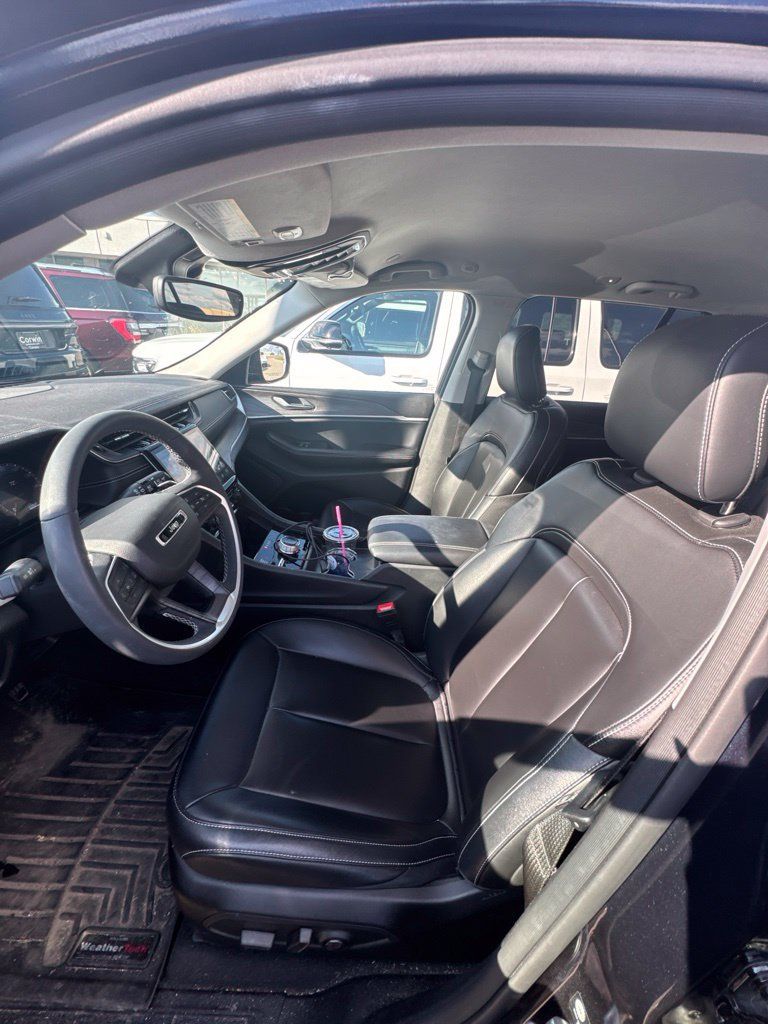Used 2023 Jeep Grand Cherokee Limited AWD/4WD image 16
