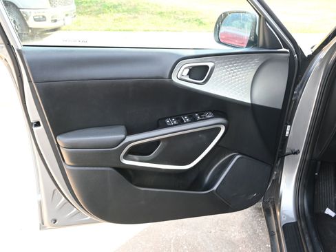 Used 2025 Kia Soul LX w/ LX Technology Package image 8