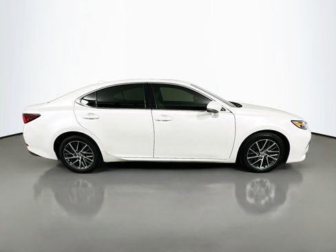 Used 2017 Lexus ES 350 w/ Luxury Package FWD image 4