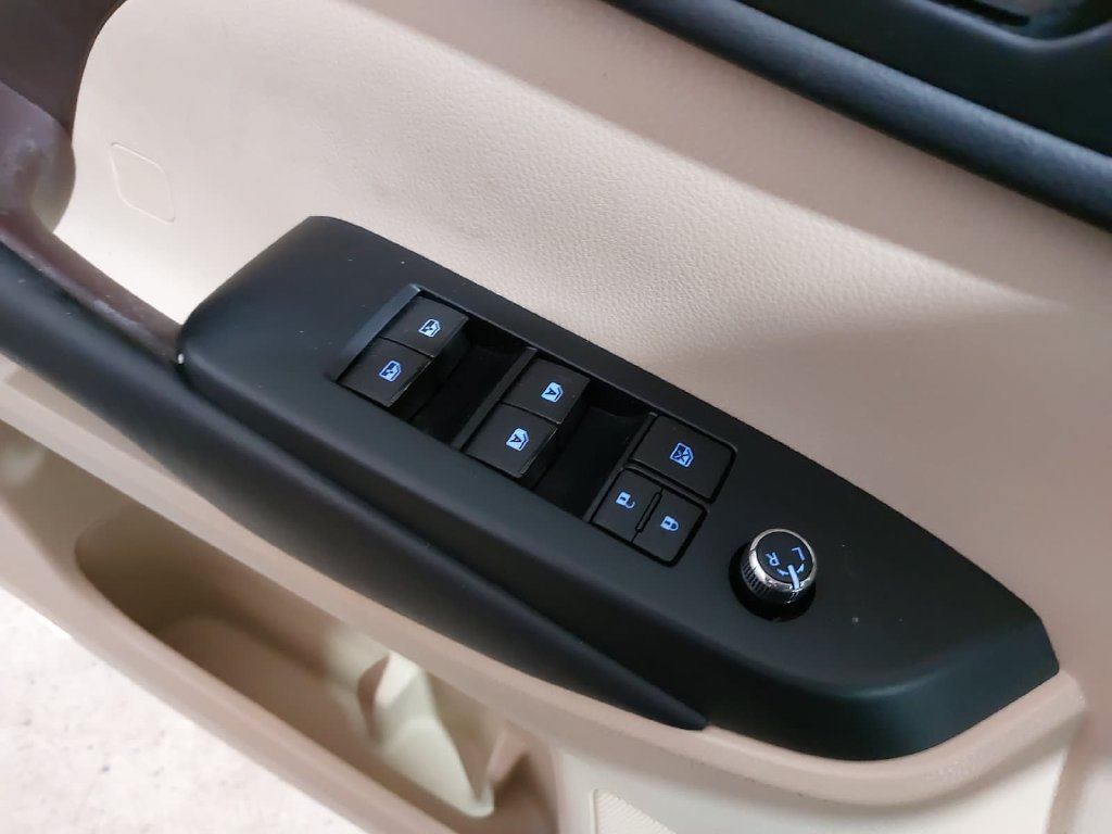 Used 2019 Toyota Highlander XLE FWD image 29