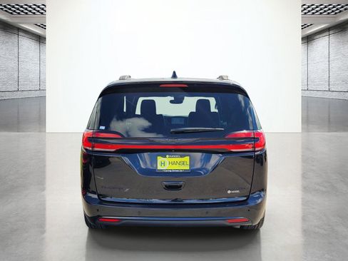 Used 2025 Chrysler Pacifica Limited image 8