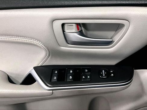 Used 2017 Toyota Camry XLE FWD image 36
