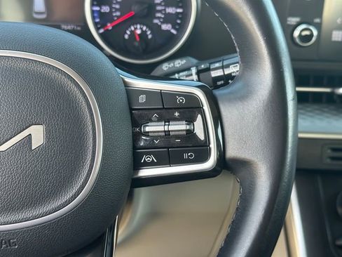 Used 2022 Kia Carnival LX image 14