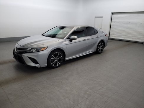 Used 2018 Toyota Camry SE FWD image 2