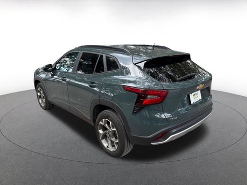 Used 2025 Chevrolet Trax LT FWD image 5