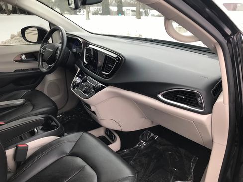 Used 2018 Chrysler Pacifica Touring-L image 43