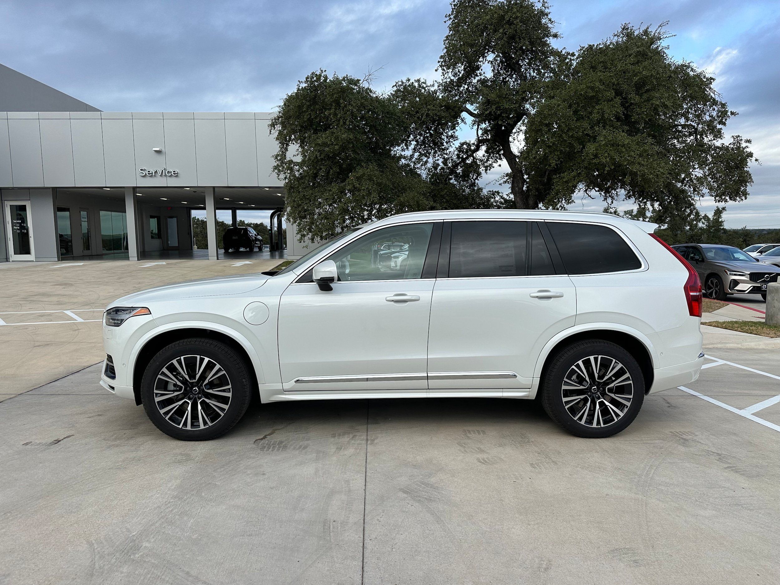 Used 2025 Volvo XC90 T8 Plus w/ Protection Package Premier AWD/4WD image 3