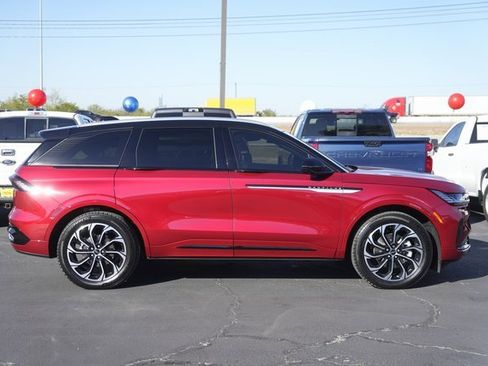 Used 2025 Lincoln Nautilus Reserve image 5