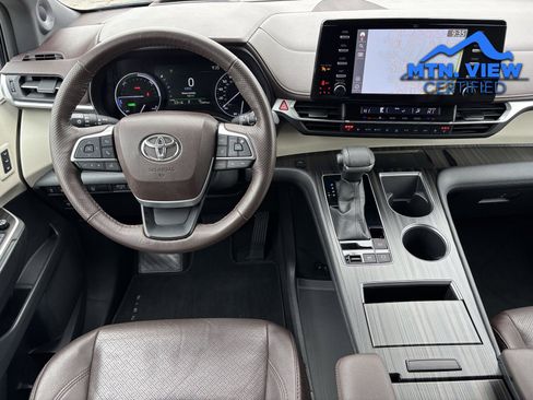 Used 2021 Toyota Sienna Platinum image 3