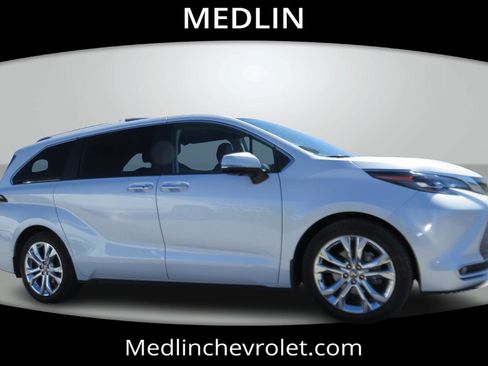 Used 2024 Toyota Sienna Platinum image 9