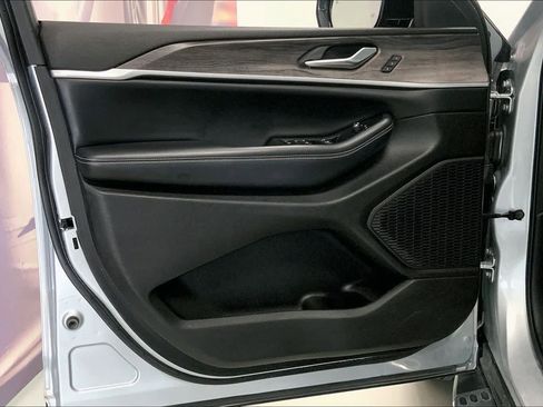 Used 2023 Jeep Grand Cherokee Limited w/ Luxury Tech Group II image 24