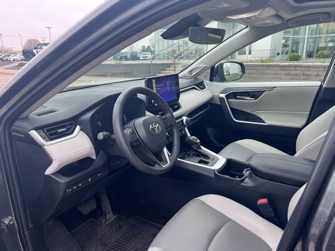 Used 2023 Toyota RAV4 XLE Premium image 9