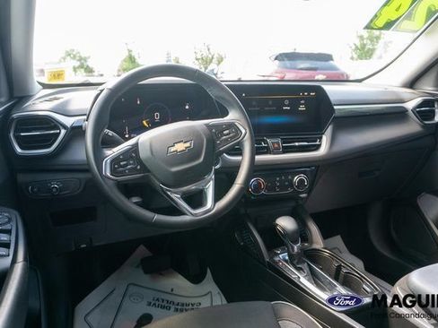 Used 2024 Chevrolet TrailBlazer LT w/ LT Cold Weather Package AWD/4WD image 12