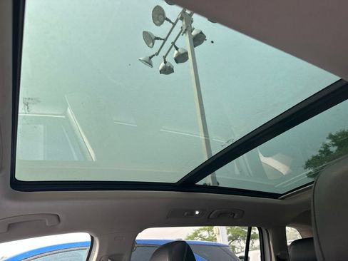 Used 2021 Volkswagen Tiguan SE w/ Panoramic Sunroof Package FWD image 5
