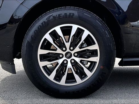 Certified 2025 Ford Expedition Platinum AWD/4WD image 9