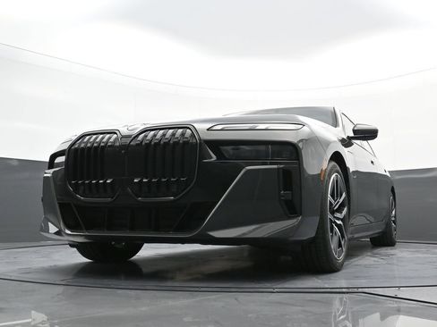 New 2026 BMW 750e xDrive image 25