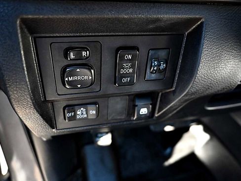 Used 2017 Toyota Tundra SR5 image 18