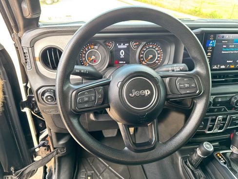 Used 2025 Jeep Gladiator Sport AWD/4WD image 14