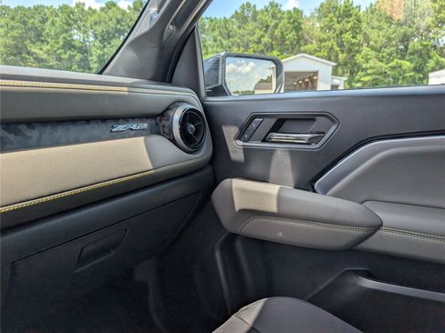 Used 2024 Chevrolet Colorado ZR2 w/ ZR2 Convenience Package III AWD/4WD image 30