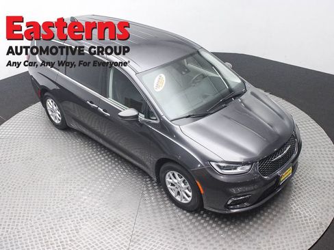 Used 2023 Chrysler Pacifica Touring-L FWD image 3