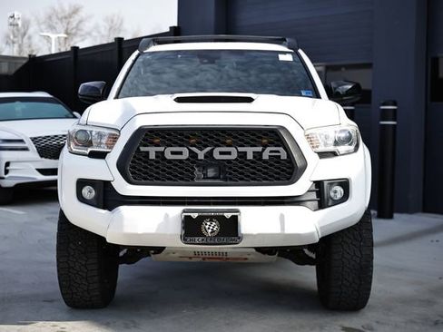 Used 2019 Toyota Tacoma TRD Sport image 3