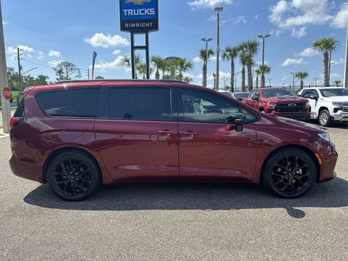 Used 2023 Chrysler Pacifica Limited w/ Uconnect Theater Family Group FWD image 17