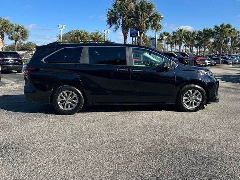 Used 2024 Toyota Sienna XLE image 8