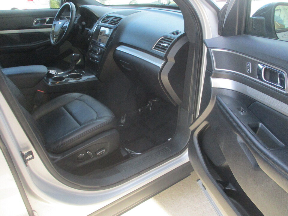 Used 2017 Ford Explorer XLT w/ Equipment Group 202A FWD image 20