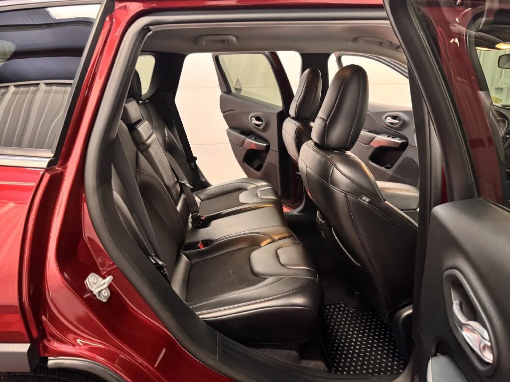 Used 2019 Jeep Cherokee Latitude Plus FWD image 43
