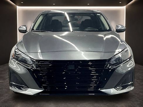 Used 2023 Nissan Altima 2.5 SV w/ SV Premium Package FWD image 2