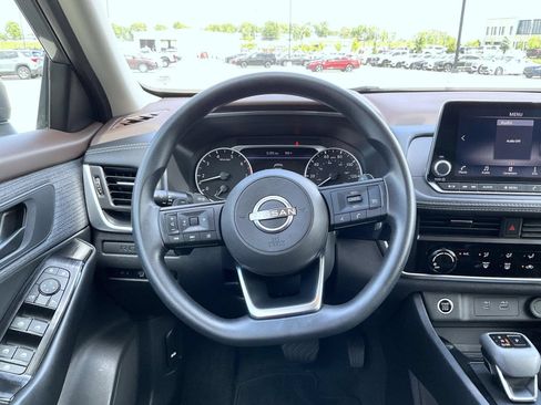 Used 2023 Nissan Rogue S AWD/4WD image 11