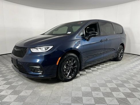 Certified 2024 Chrysler Pacifica Limited image 9