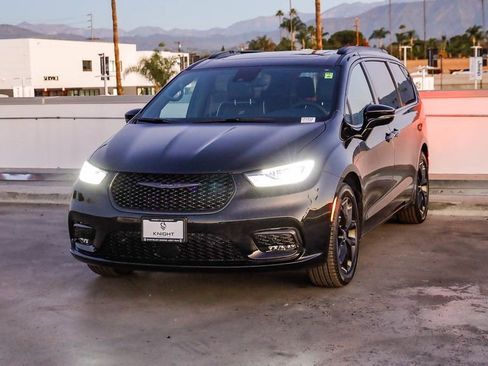 New 2026 Chrysler Pacifica Limited w/ S Appearance Package image 4