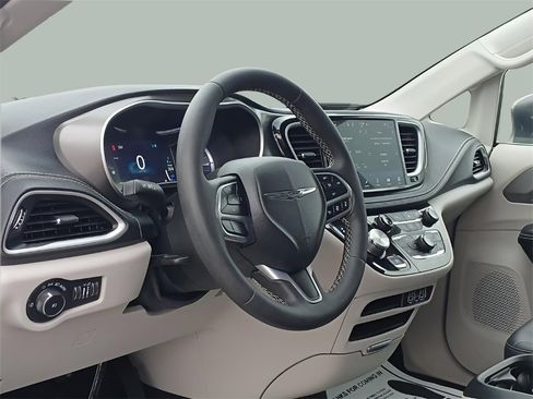 Used 2023 Chrysler Pacifica Touring-L image 17