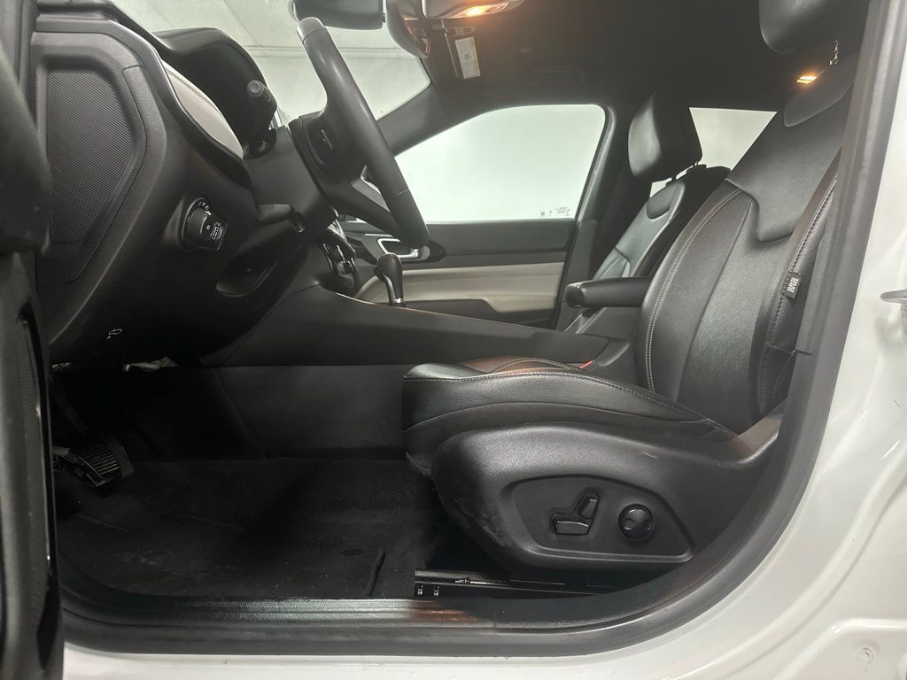 Used 2025 Jeep Compass Limited AWD/4WD image 17