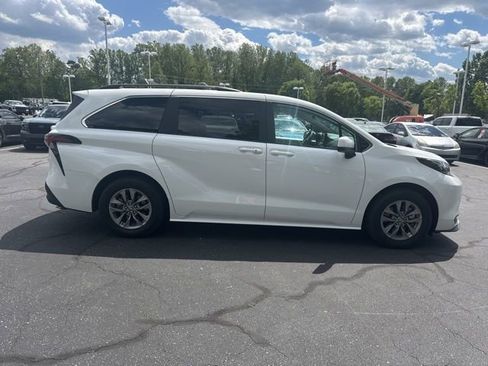 Used 2025 Toyota Sienna LE image 2