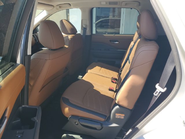 Certified 2025 Nissan Pathfinder Platinum w/ Cargo Package FWD image 33