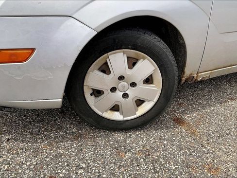 Used 2006 Ford Focus ZX4 Sedan FWD image 4