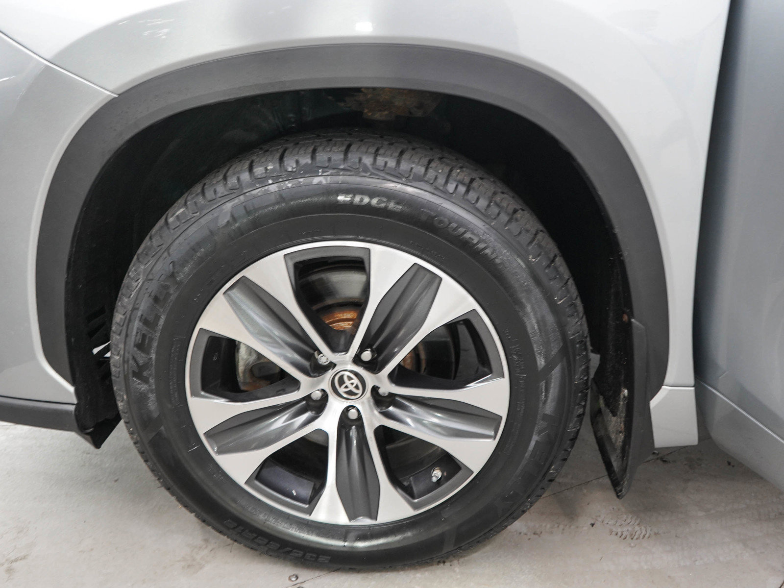 Used 2020 Toyota Highlander XLE AWD/4WD image 30