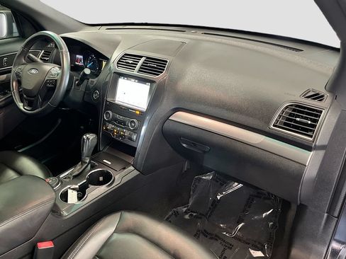 Used 2019 Ford Explorer XLT w/ Equipment Group 202A AWD/4WD image 31