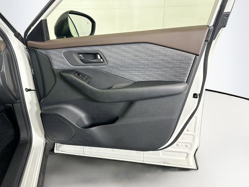 Used 2023 Nissan Rogue S image 31