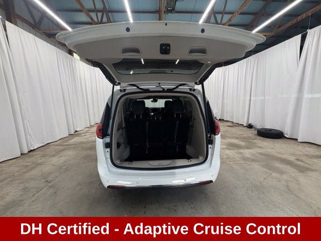 Used 2023 Chrysler Pacifica Touring-L FWD image 21