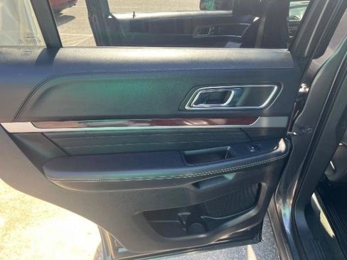 Used 2018 Ford Explorer Platinum image 44
