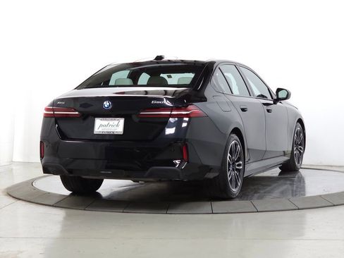 Used 2025 BMW 550e xDrive w/ Executive Package image 10